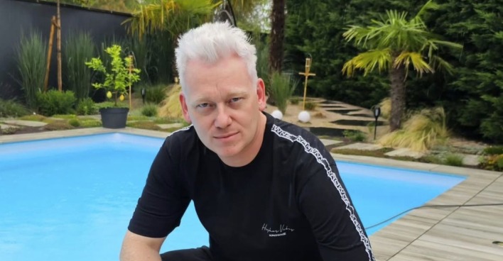 Jens "Knossi" Knossalla (38) am Pool
