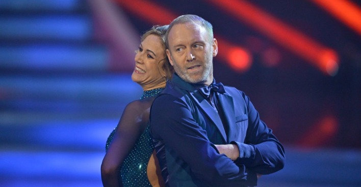 Manuela Stöckl und Stefan Koubek posieren nach ihrem Quickstep Rücken an Rücken am Parkett des ORF-Ballrooms.