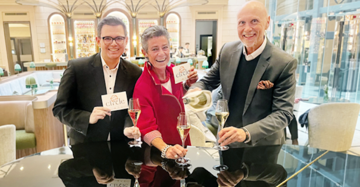 Trio mit Sektgläsern im Anantara Palais Hansen Hotel