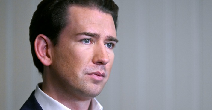 Porträt von Sebastian Kurz mit ernstem Gesichtsausdruck, aufgenommen vor neutralem Hintergrund. Der Ex-Kanzler steht im Mai erneut vor Gericht.