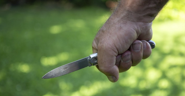 Mann hält Messer in der Hand