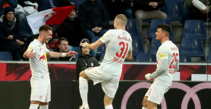 Aleksa Terzic (FC Red Bull Salzburg/li) jubelt nach dem 2:0 mit Strahinja Pavlovic und Flavius David Daniliuc