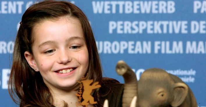 Sophie Nyweide hält bei einer Pressekonferenz zum Film "Mammoth" eine Mammut-Spielfigur in der Hand und betrachtet sie