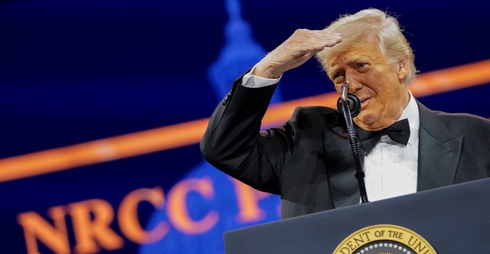 US-Präsident Donald Trump spricht bei einem Abendessen des National Republican Congressional Committee (NRCC) im National Building Museum in Washington, D.C., USA, 8. April 2025