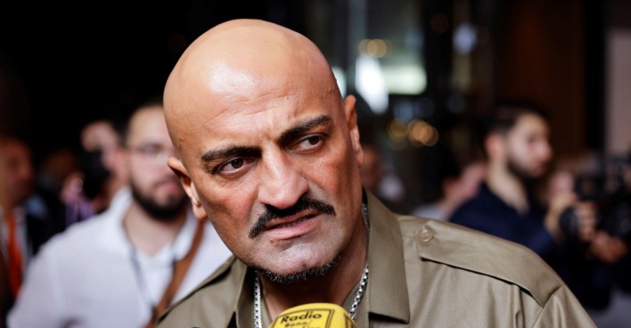 Rapper Xatar mit ernstem Gesichtsausdruck