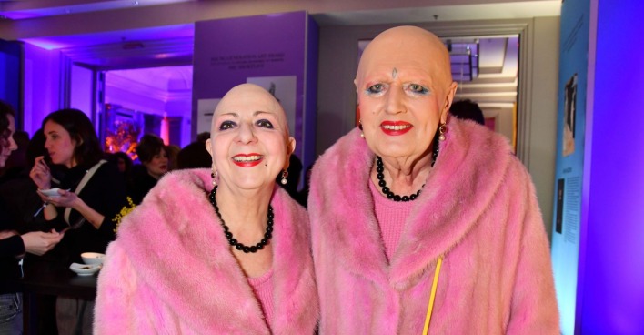 Eva &amp;, Adele lächeln in die Kamera