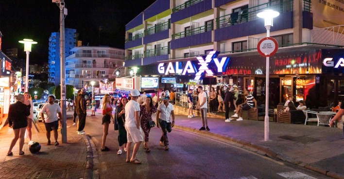 Partygäste auf Mallorca.