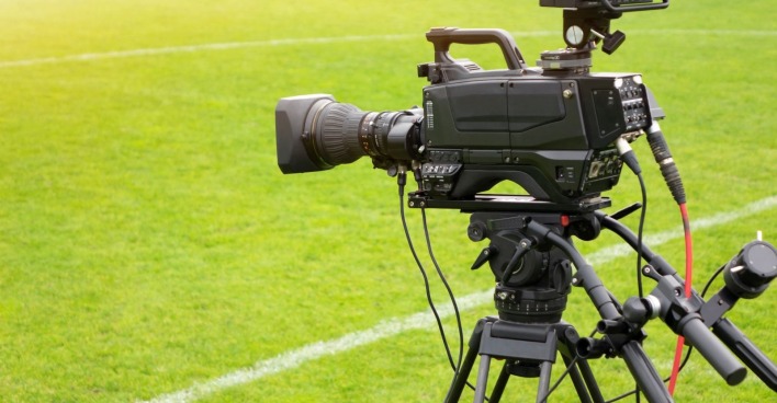 Kamera eines TV-senders auf einem Fußballfeld stehend
