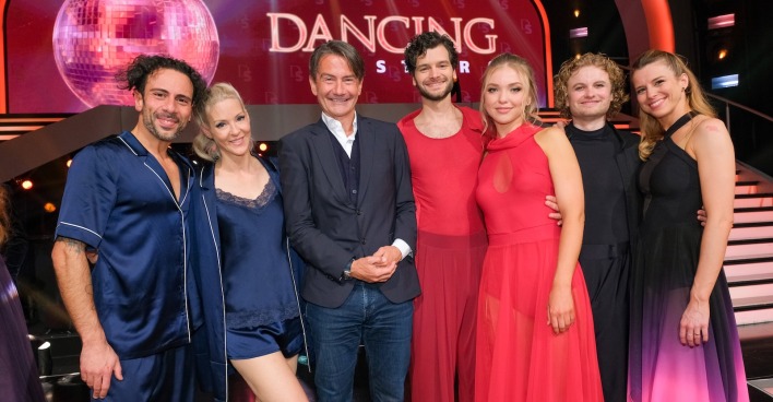 Die Finalisten von „Dancing Stars 2025“ mit ORF-General Roland Weißmann (Mitte): Simone Lugner &amp; Danilo Campisi, Aaron Karl &amp; Katya Mizera sowie Paulus Bohl &amp; Catharina Malek vor dem großen Showdown – kurz bevor die bittere ESC-Pause 2026 verkündet wurde.
