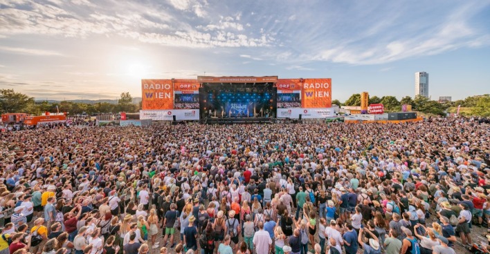 Menschenmenge am Donauinselfest 2024 vor der Radio Wien-Bühne