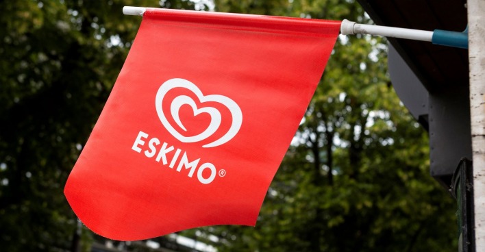 Rote Eskimo-Eis Flagge, im Hintergrund Bäume