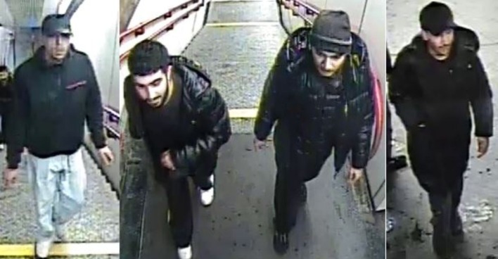 Schwarz gekleidete Männer, drei davon tragen dunkle Kopfbedeckung, einer eine hellblaue Jeans