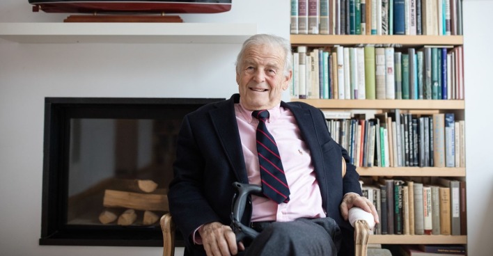 Wiener Galerist John Sailer lacht