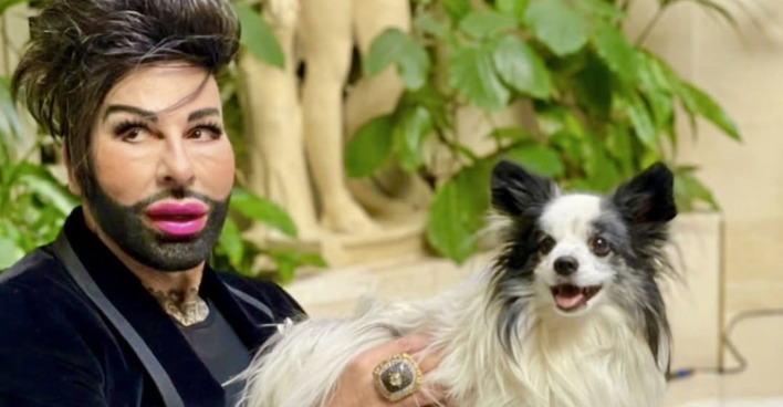 Harald Glööckler mit seinem verstorbenen Hund