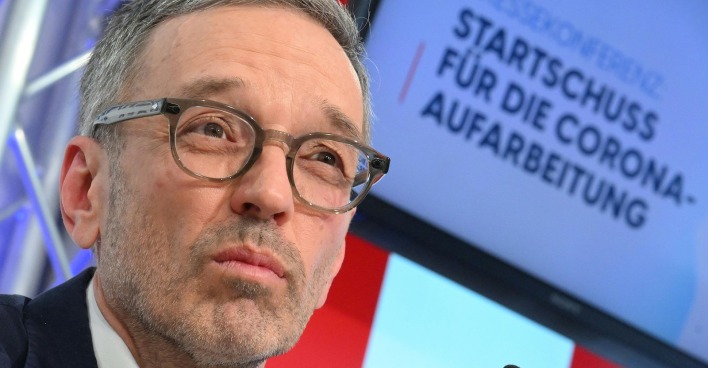 Herbert Kickl bei Pressekonferenz zur Corona-Aufarbeitung, im Hintergrund Bildschirm mit der Aufschrift „Startschuss für die Corona-Aufarbeitung“