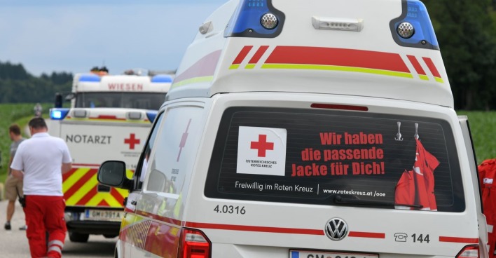Zwei Rettungsautos an einen Unfallort.