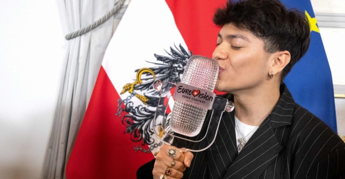 Johannes Pietsch küsst seinen ESC-Preis.
