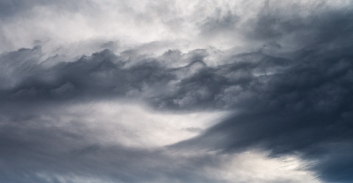 Bedrohlich wirkende, dunkle Gewitterwolken am Himmel als Vorboten einer Kaltfront mit starkem Regen und Abkühlung in Österreich.