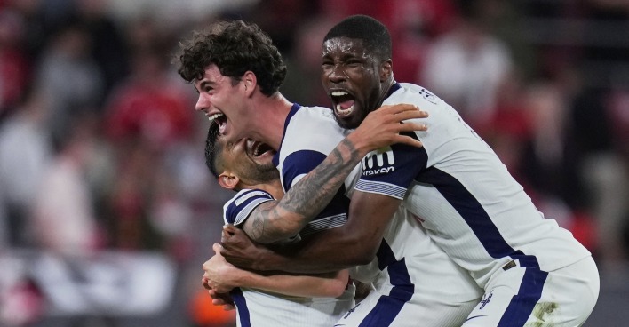 Kevin Danso feiert mit seinen Spurs-Kollegen den Europa-League-Titel – als erster Österreicher im EL-Finale.