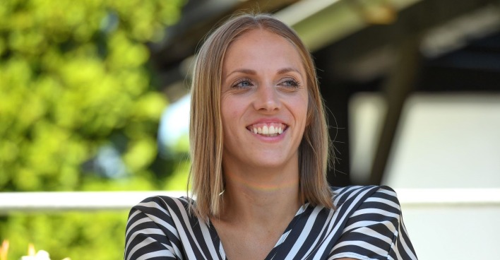 Porträt von Kira Grünberg, lächelnd im gestreiften Oberteil, aufgenommen im Freien. Zehn Jahre nach ihrem Unfall feiert sie den 30. Juli als „Life Day“.