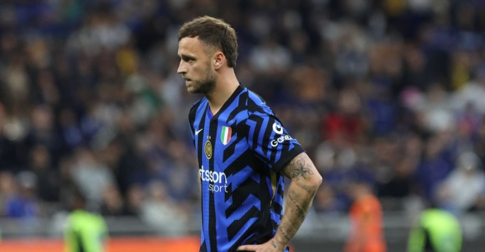 Marko Arnautovic steht am Fußballfeld im Trikot von Inter Mailand.