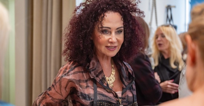 Christina "Mausi" Lugner in einer durchsichtigen Bluse
