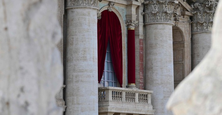Balkon am Petersdom von dem aus der neue Papst sich an die Gläubigen wenden wird