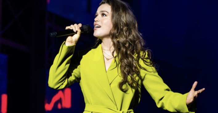 Musical-Sängerin Nienke Latten singt im gelb-grünen Hosenanzug