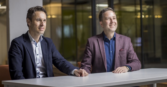 Georg Grundbichler und Thomas Maierhofer sitzen an einem Tisch.