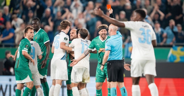 Schiedsrichter Anthony Taylor zeigt Serge-Philippe Raux-Yao (SK Rapid) die rote Karte am Donnerstag