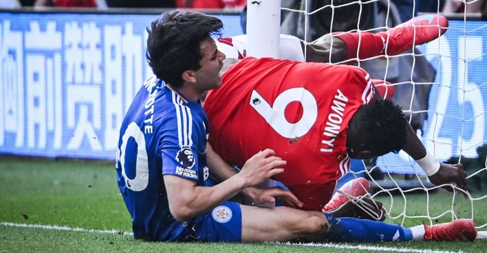 Taiwo Awoniyi (C) and Leicester City's Argentinian midfielder #40 Facundo Buonanotte (L)
