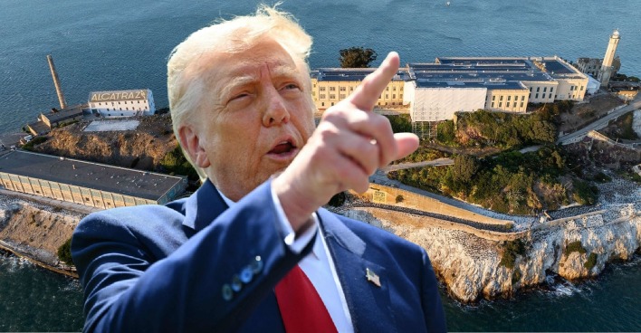 US-Präsident Donald Trump, redend gestikulierend vor einer Luftaufnahme des Hochsicherheitsgefängnis Alcatraz