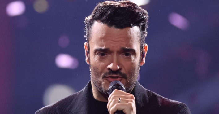 Giovanni Zarrella singt ins Mikrophon.