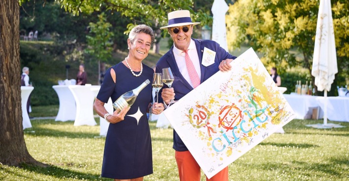 Porträt stehend mit gemalten Schild und Magnum Flasche