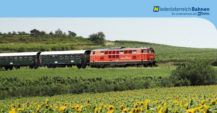 Bahn fährt durch die Landschaft | Credit: NÖVOG