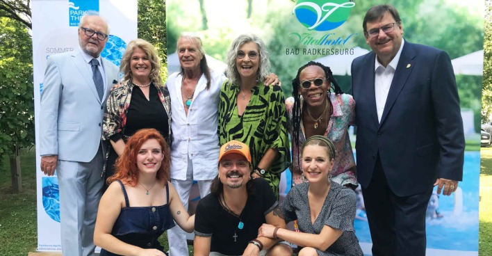 Mehrere Menschen posieren gemeinsam für ein Foto