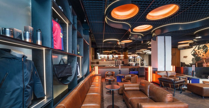 Neu eröffnete Cupra City Garage in Wien: Hotel­lobby-Feeling statt klassischer Showroom für Automobile.