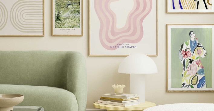 Bunte Poster in einem Wohnzimmer