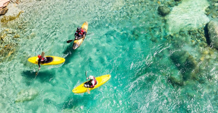 Drei Kajakfahrer im Wasser