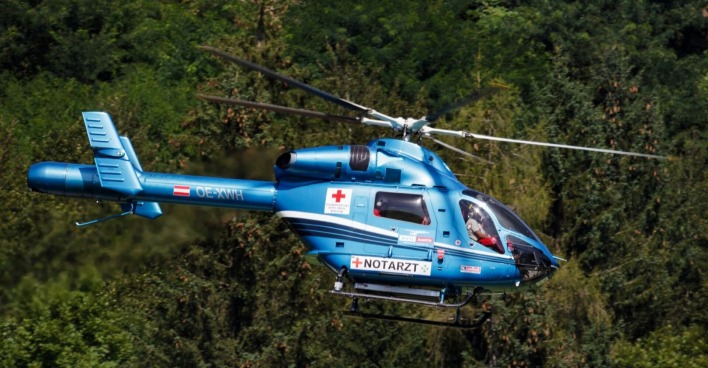 Rettungshubschrauber am Flugplatz in der Luft