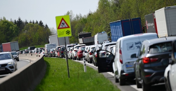Stau auf der Westautobahn auf der Höhe Wallersee