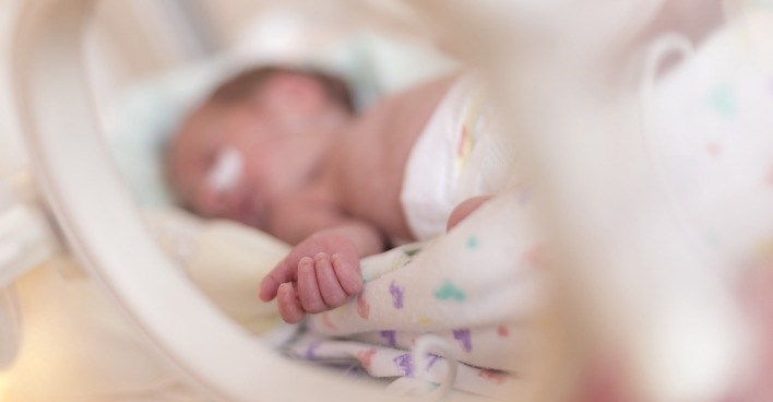 Ein schwer verletztes Baby liegt im Spital. In Wien ermittelt die Staatsanwaltschaft wegen versuchten Mordes