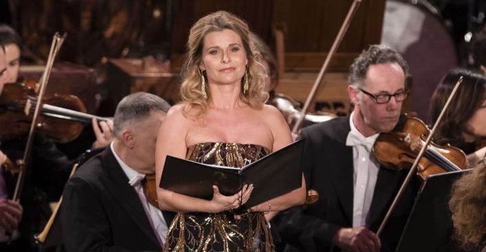 Beate Ritter inmitten eines Orchesters beim traditionellen Weihnachtskonzert "Christmas in Vienna" 2019 aus dem Wiener Konzerthaus