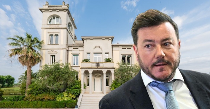 Montage von René Benko vor der Fassade der Villa Ansaldi in Italien mit Palmen und neoklassizistischer Architektur.