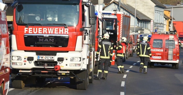 Mehrere Feuerwehrautos bei einem Einsatz.