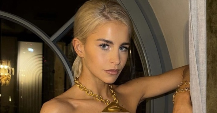 Influencerin Caro Daur blickt ernst in die Kamera
