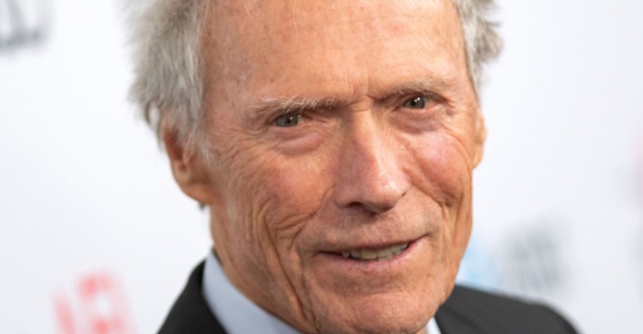 Porträtfoto von Clint Eastwood, nah aufgenommen. Der Schauspieler und Regisseur blickt leicht lächelnd in die Kamera. Anlass ist der aktuelle Skandal um ein angeblich gefälschtes Interview in der österreichischen Zeitung "Kurier".