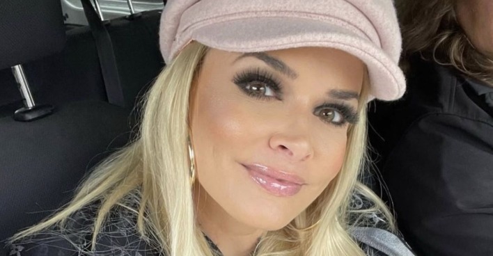 Daniela Katzenberger mit rosa Kappe