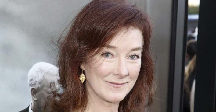 Porträt der Schauspielerin Valerie Mahaffey, bekannt aus „Desperate Housewives“, sie blickt lächelnd in die Kamera.