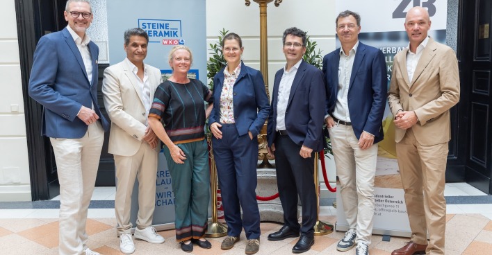 Sieben Personen im Palais Eschenbach
